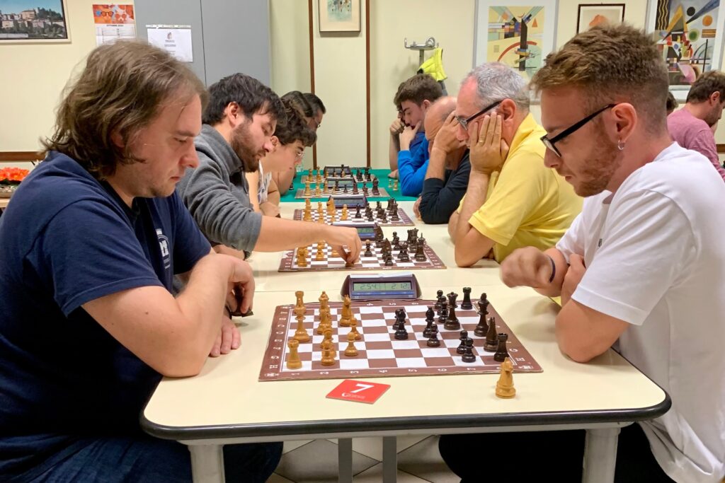 Stefano Ranfagni e Simone Minali si affronteranno nella partita clou del quinto turno. Altra sfida di cartello sarà quella fra Matthias Yong e Alessandro Brignoli, in secondo piano in questa foto.